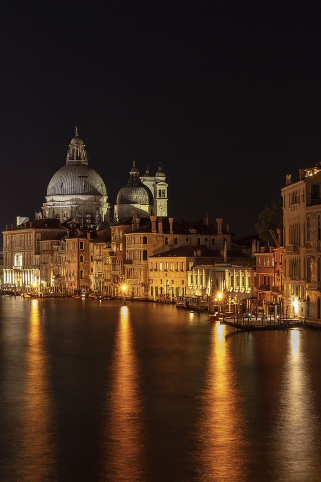 Basilica della Salute at night