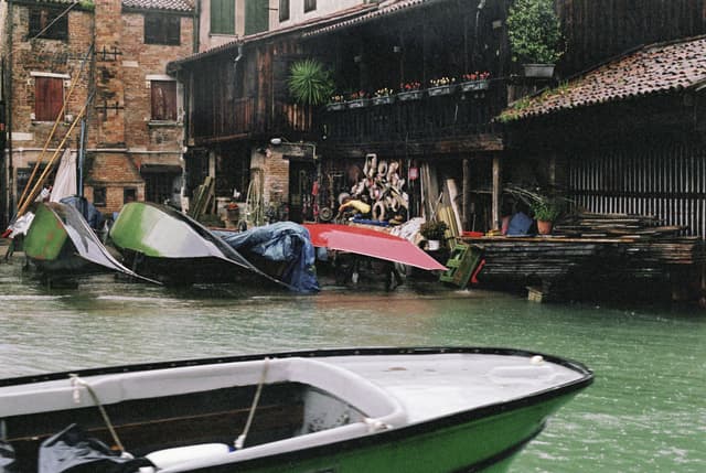 Gondola garage